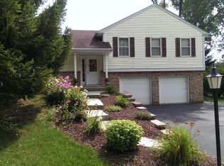 633 Highview Dr, Slinger, WI 53086