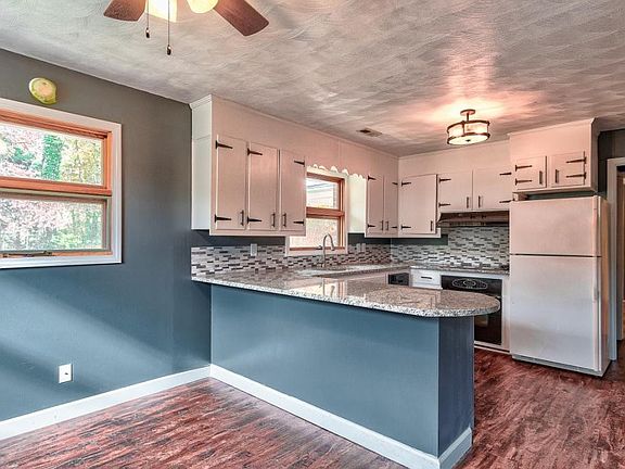 5th image of 2919 Chatham Dr
