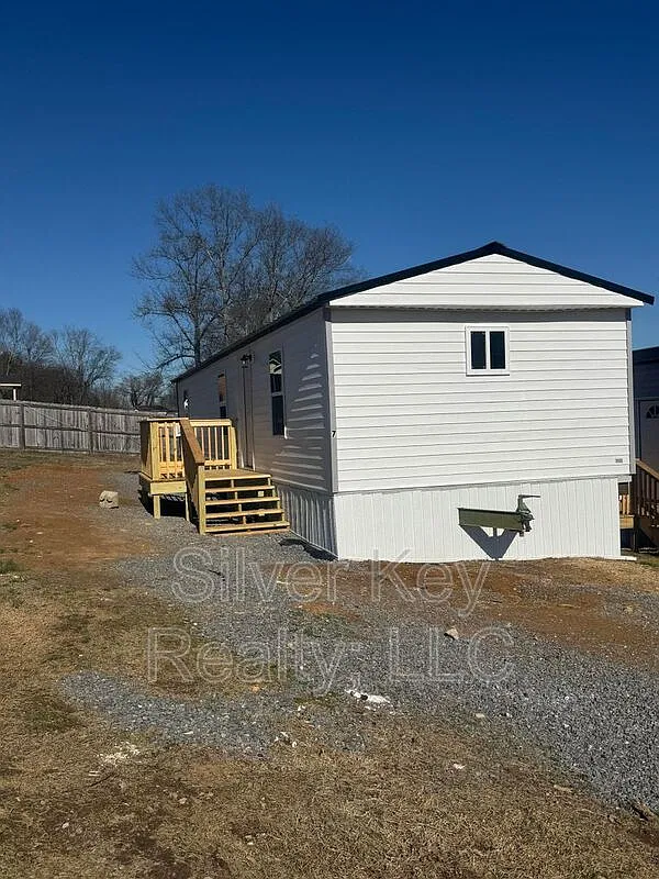 2 bed, 1.0 bath, $925 — Photo 1