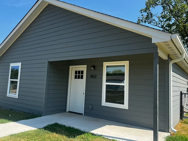 402 W Okmulgee Ave — Photo 2