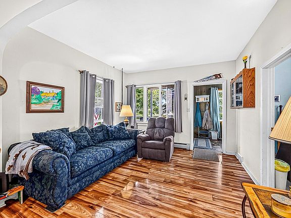 5th image of 718 Broadway St