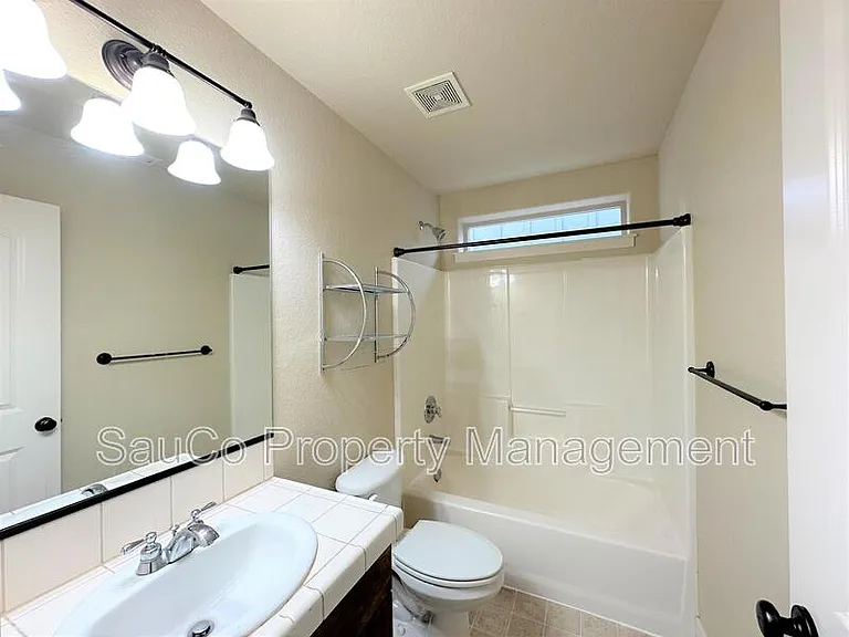 727 NE 65th Ct — Photo 16