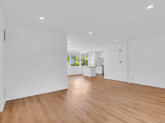 4th image of 1233 N Laurel Ave