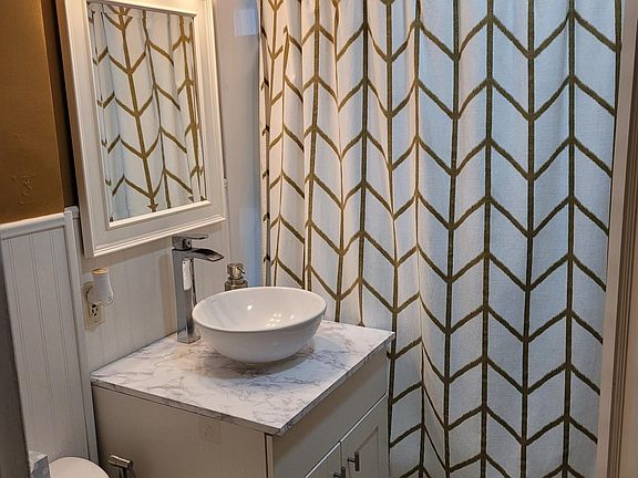 Updated bathroom. Bathtub.