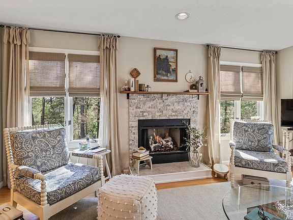 4th image of 6 Aspen Road UNIT 6