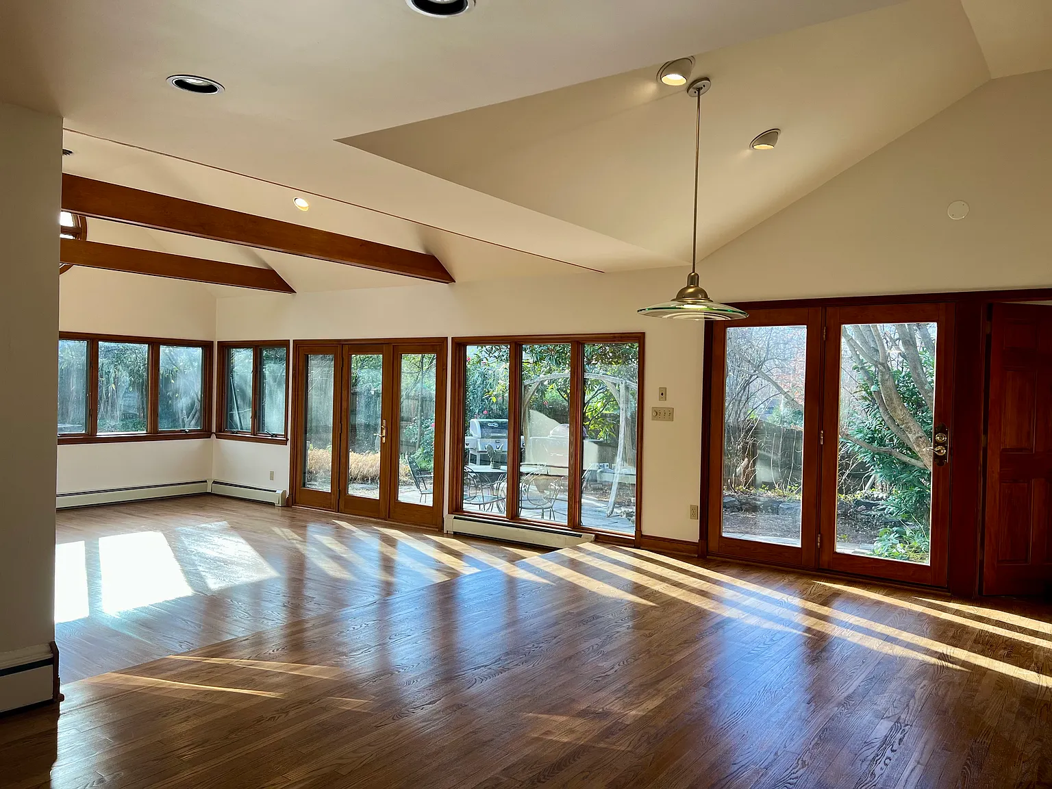 4 bed, 2400 sqft, $5,200 — Photo 3