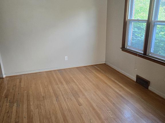 5th image of 933 Maplegrove Ave