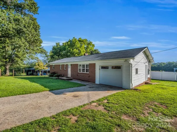 255 Allendale Dr, Forest City, NC 28043