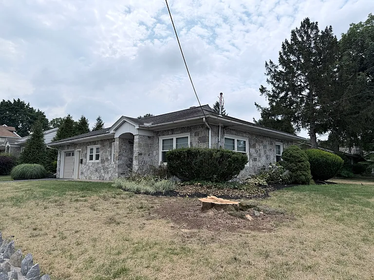 143 E Lincoln Ave — Photo 2