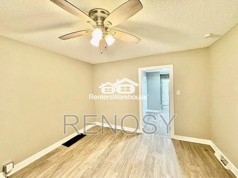 1138 E 8th St — Photo 11