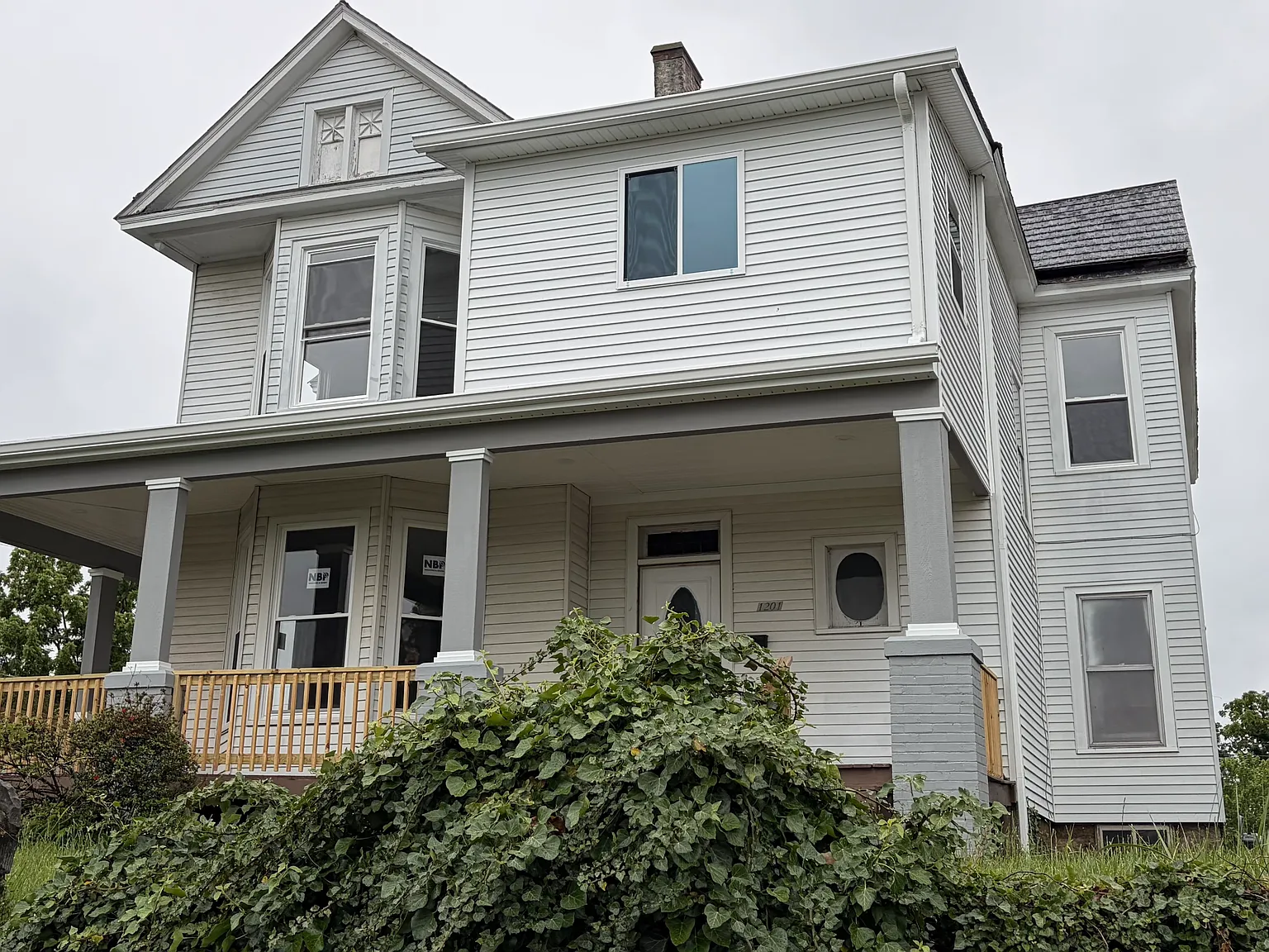 1201 Grove Ave — Photo 1