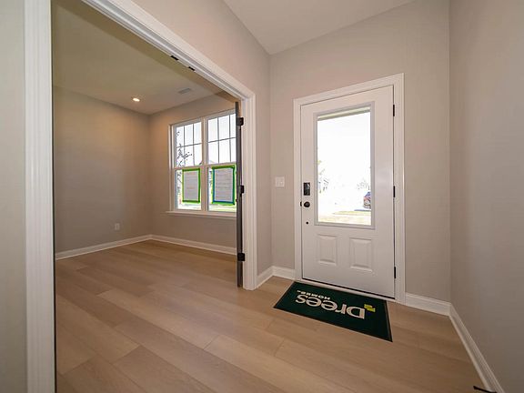 Crestview B foyer