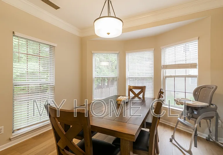 10029 Dauphine Dr — Photo 7