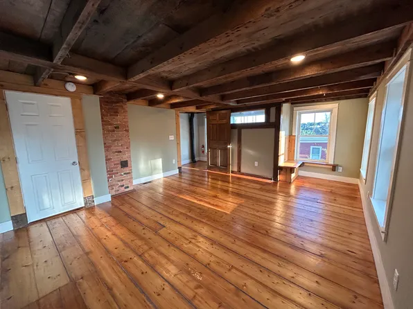 7 Wharf St, Saco, ME 04072