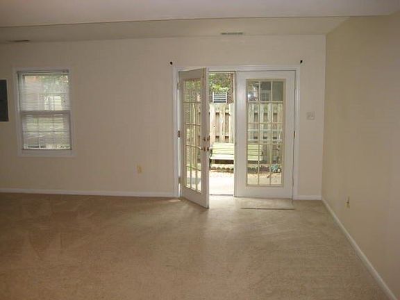 4th image of 429 Greenbrier Ct #429