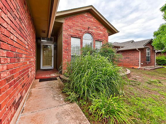 2nd image of 2912 Edinburg Dr