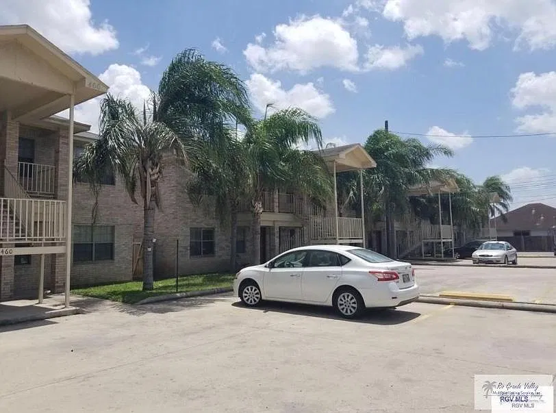 2 bed, 1.0 bath, 850 sqft, $900 — Photo 2