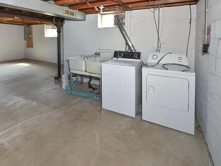2633 S Green Rd — Photo 14