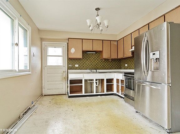 3rd image of 948 E Lilly Ln