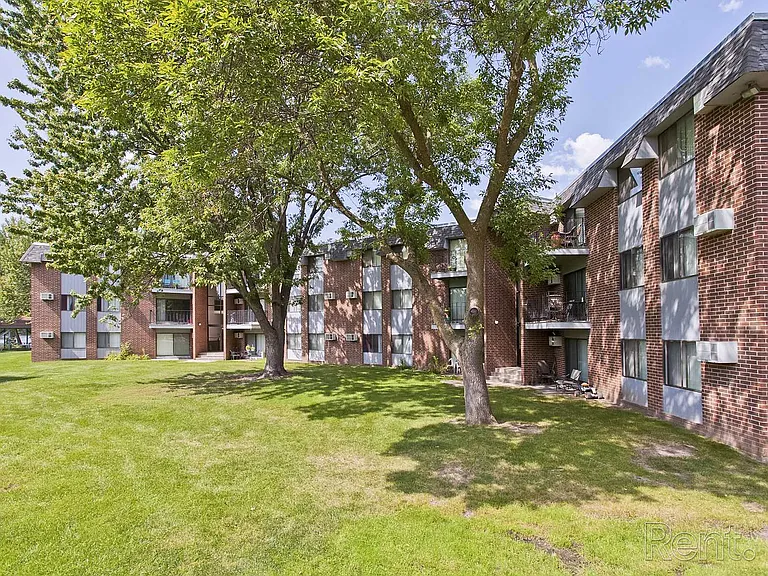 Lake Cove Village Apartments — Photo 1