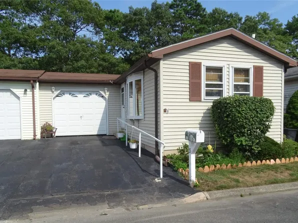 15 E Village Circle #15, Manorville, NY 11949