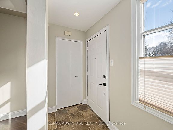 5th image of 945 Colborne St