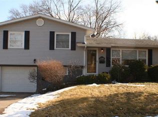 1205 Meadow Lane Dr, Bettendorf, IA 52722