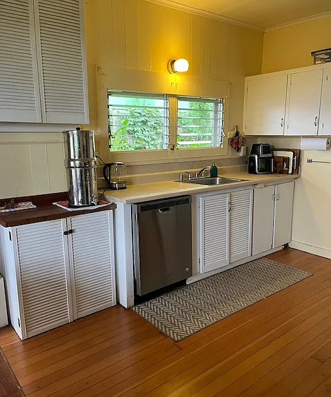 Kitchen comes with a Berkey Filter. No filters are provided, but they are easy to purchase on Amazon.