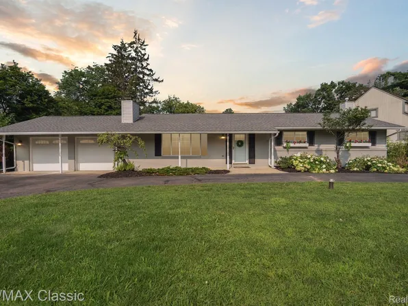 4215 Loch Dr, Highland, MI 48357