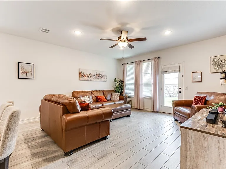 1304 Starling St — Photo 8