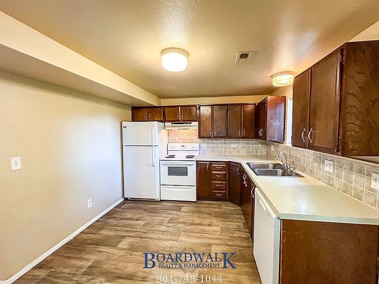 661 N 980 W — Photo 10