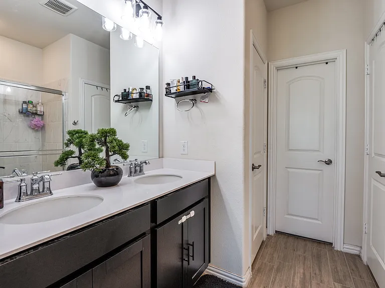 1005 Adelyn St — Photo 7