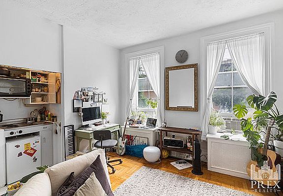 4th image of 32 Beekman Pl APT 10