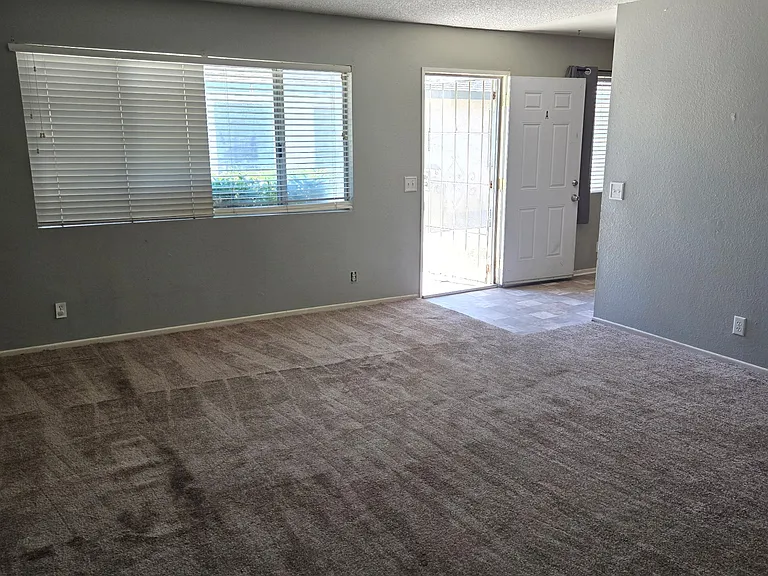 2811 Desert St — Photo 3