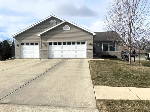 212 Ridgeview Ln, Columbus, WI 53925