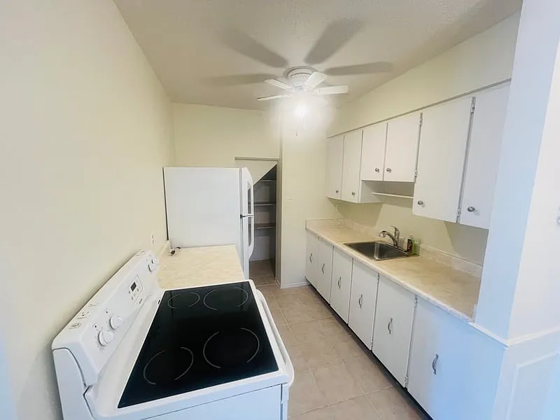16 Sonnet Crescent Unit A — Photo 4
