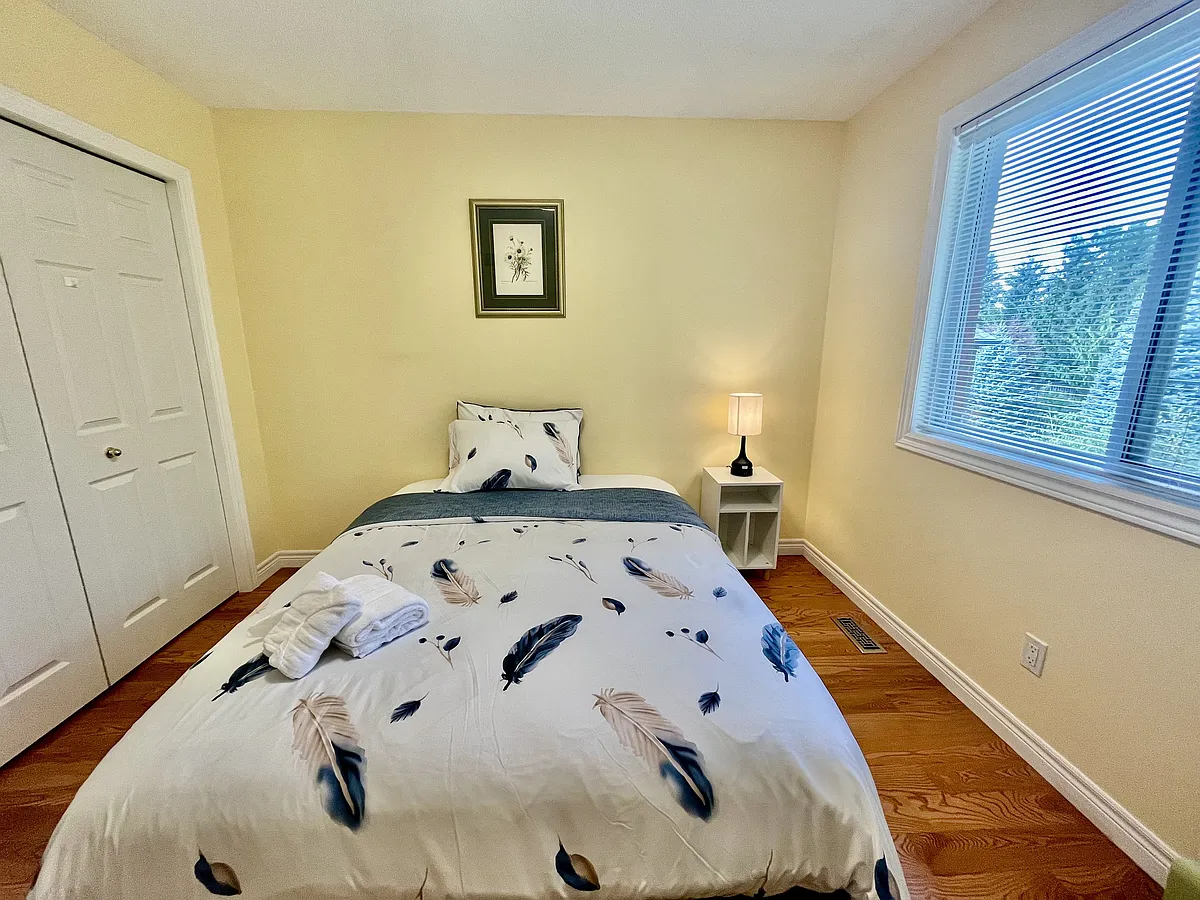 Bedroom B: $1,130 with Queen sized bed (Shared bathroom) - Inverness Ave