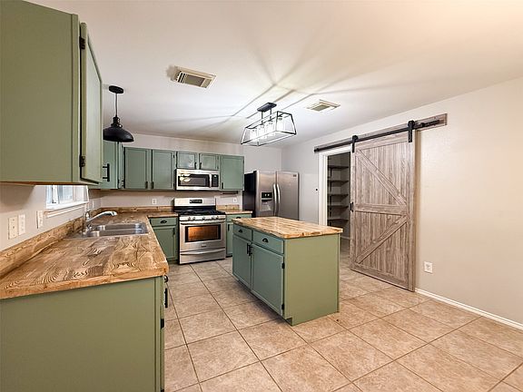 3rd image of 1578 Crown View Dr