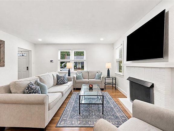 2nd image of 1044 S Lexan Cres