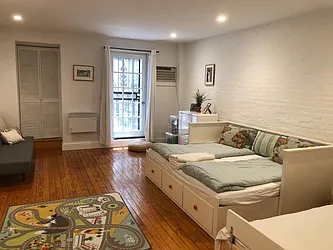 Rented by R New York