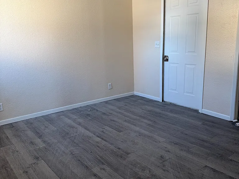 458 S Float Ave — Photo 17