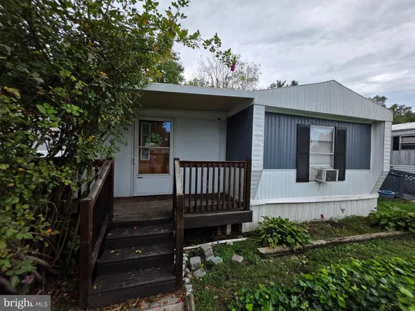 11143 Lakeside Dr, Hagerstown, MD 21740