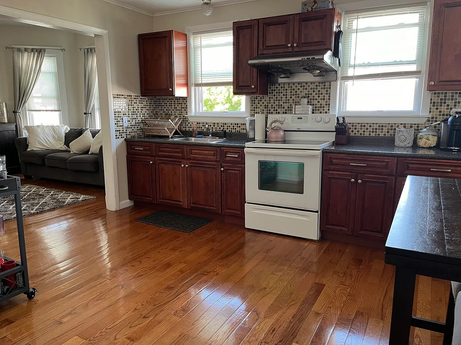 3 bed, 1.0 bath, 1300 sqft, $3,200 — Photo 2