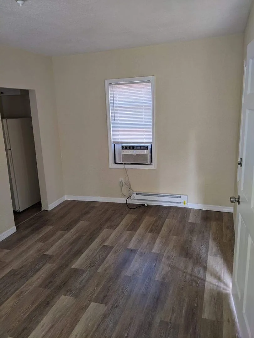 Move in special- 1/1 remodeled Cottage with bonus room — Photo 4