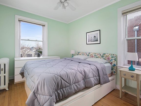 3rd image of 2924 N Sacramento Ave APT 3E