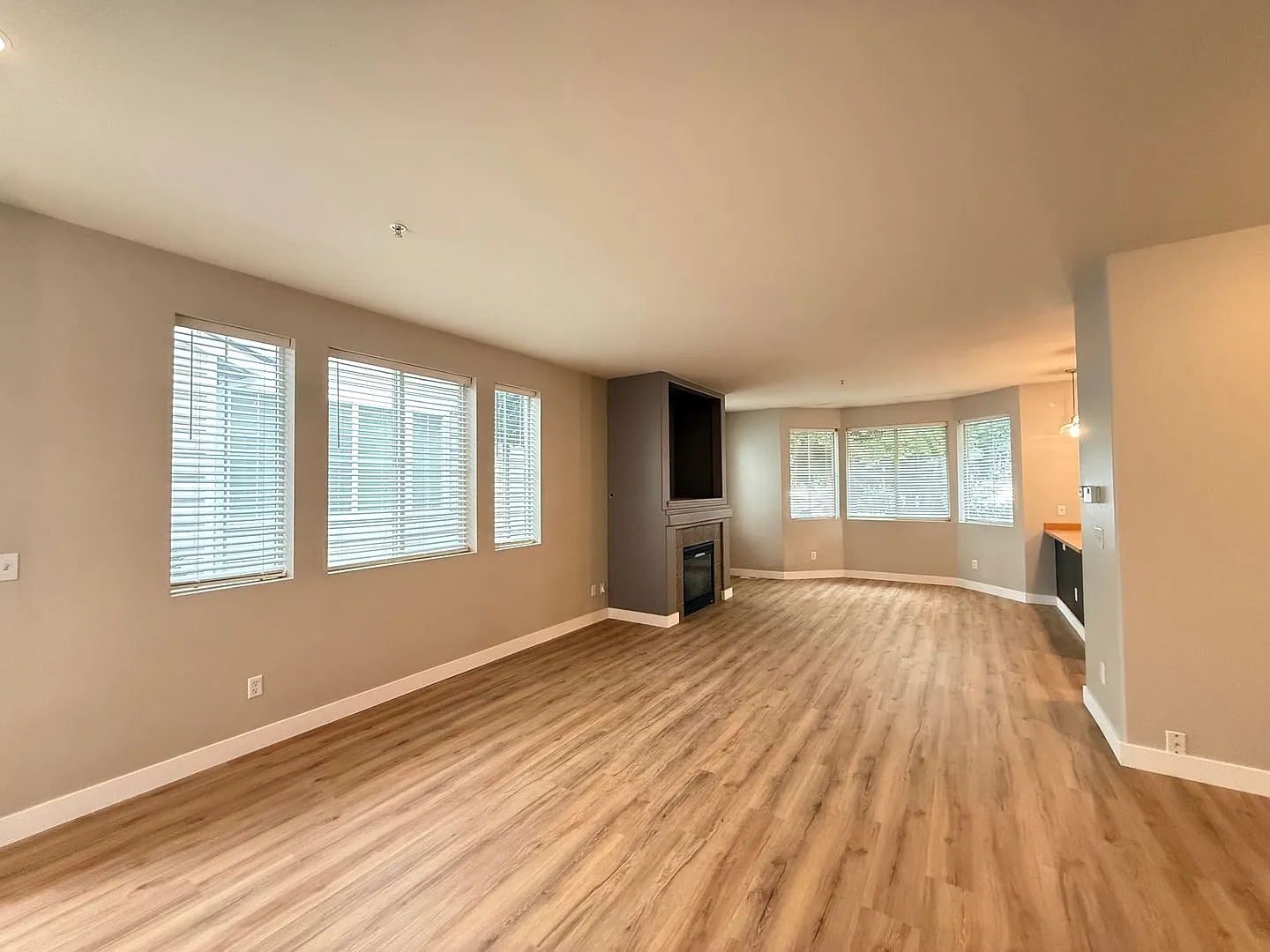 Large Corner Unit Townhome - 2 Car Garage — Photo 4