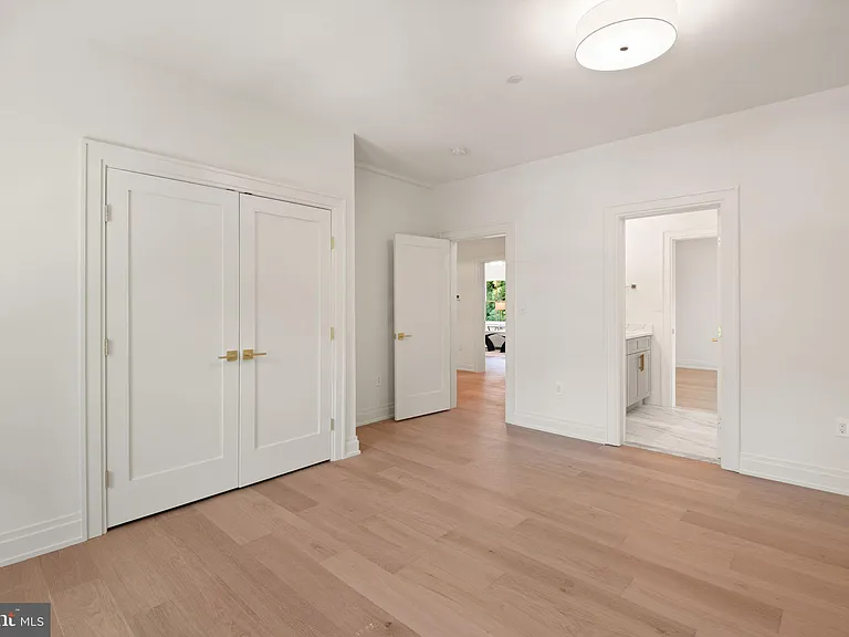5022 Cathedral Ave NW — Photo 30