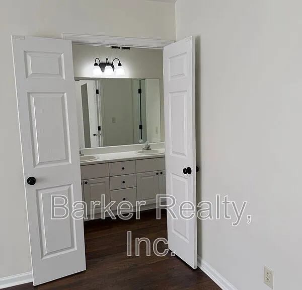 704 Southampton Dr — Photo 12