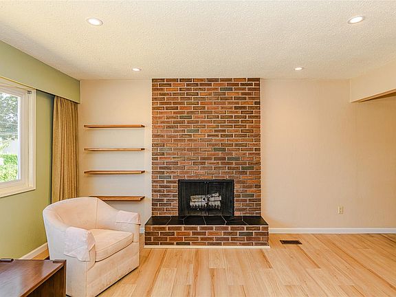 5th image of 2401 Bette Dr