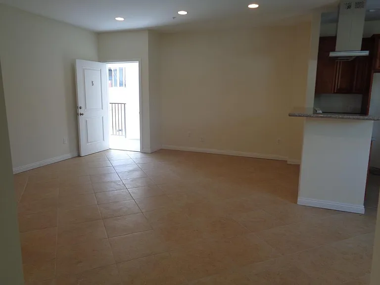 16429 Victory Blvd — Photo 5